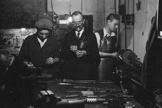 Montownia pistoletów maszynowych „Błyskawica” w kamienicy Lewenfisza przy pl. Napoleona 1