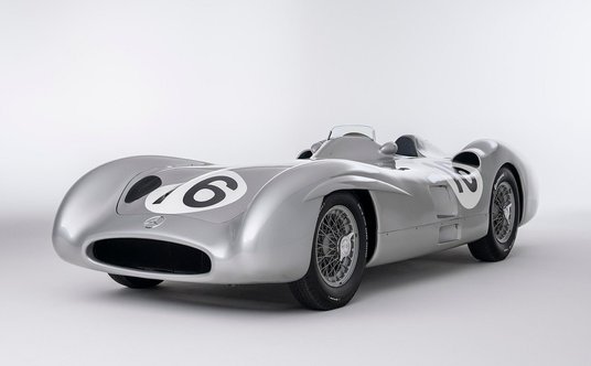 Miejsce 1: Mercedes W196R Stromlinie z 1954 roku - sprzedany za 53,917 mln dolarów, około 240 mln zł