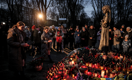 Ludzie zbierają się przed pomnikiem upamiętniającym dziecięce ofiary Wielkiego Głodu w Kijowie