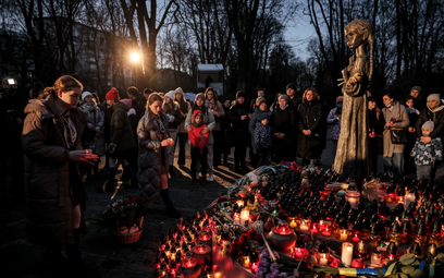 Ludzie zbierają się przed pomnikiem upamiętniającym dziecięce ofiary Wielkiego Głodu w Kijowie