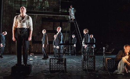 „Front” w reżyserii Luka Percevala w Thalia Theater w Hamburgu