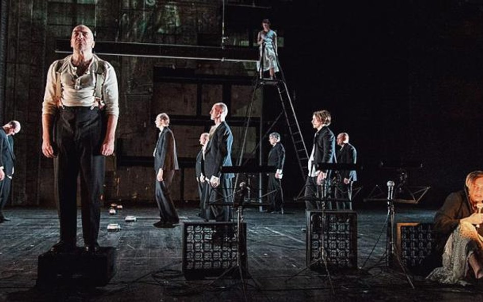 „Front” w reżyserii Luka Percevala w Thalia Theater w Hamburgu