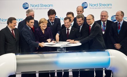 Otwarcie Nord Stream 1, 8 listopada 2011 r. Poza Angelą Merkel, kanclerzem Niemiec i Dmitrijem Miedw