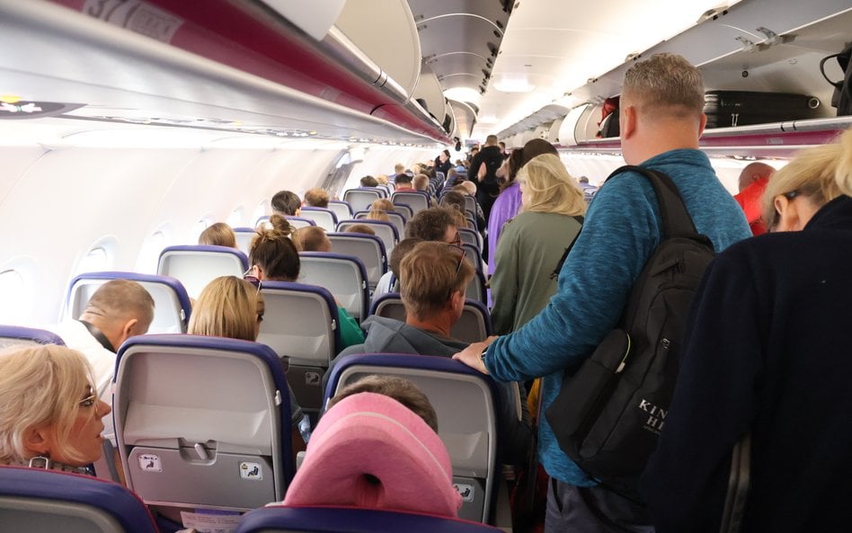 Pasażerowie dowiedzą się jaka jest cena biletu z bagażem podręcznym. Najwyżej z niego zrezygnują i w