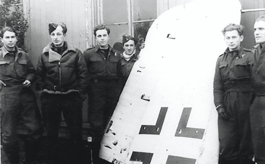 Polscy piloci Dywizjonu 308. stoją przy skrzydle zestrzelonego niemieckiego myśliwca Fw 