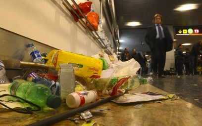 Madryckie lotnisko tonie w śmieciach