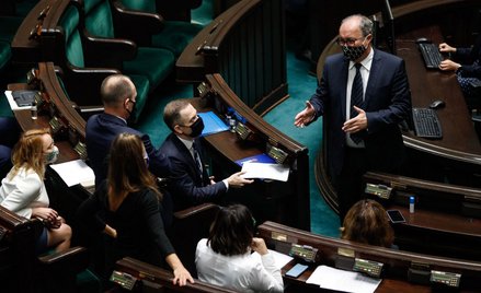 Sejm uchwalił przepisy pomagające w walce z epidemią