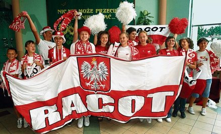 Uczniowie z Racotu powtarzają przyśpiewki przed wyjazdem do Pekinu. Jutro wylatują, by pomagać naszy