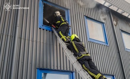 Służby podczas akcji po rosyjskim ataku rakietowym na fabrykę Grupy Barlinek w Winnicy. Są ranni, w 