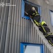Służby podczas akcji po rosyjskim ataku rakietowym na fabrykę Grupy Barlinek w Winnicy. Są ranni, w 