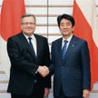 <Wizyta prezydenta Bronisława Komoro- wskiego w Japonii i podpisanie umowy o wprowadze- niu programu