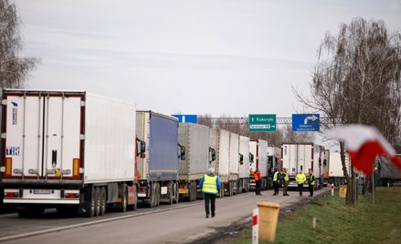 Kolejka tirów przed polsko-białoruskim przejściem granicznym w Koroszczynie