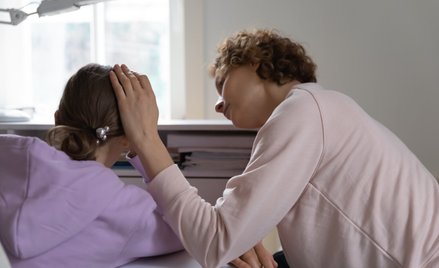 Rodzice powinni interesować się tym, co ich dzieci oglądają w sieci, a także rozmawiać z nimi na tem