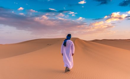 Czy trzeba polecieć na Saharę, by iść wolniej, milczeć, nie mieć zasięgu?