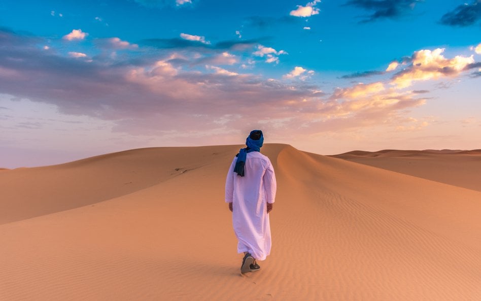 Czy trzeba polecieć na Saharę, by iść wolniej, milczeć, nie mieć zasięgu?