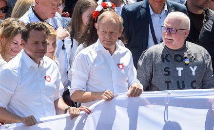 Donald Tusk liczy na mobilizację wyborców Marszem Miliona Serc (na zdjęciu z Lechem Wałęsą i Rafałem