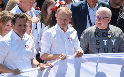 Donald Tusk liczy na mobilizację wyborców Marszem Miliona Serc (na zdjęciu z Lechem Wałęsą i Rafałem