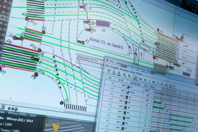 Obserwujący ruch w Warszawie widzą go czasie rzeczywistym. Umozliwia to szybką reakcję operatora