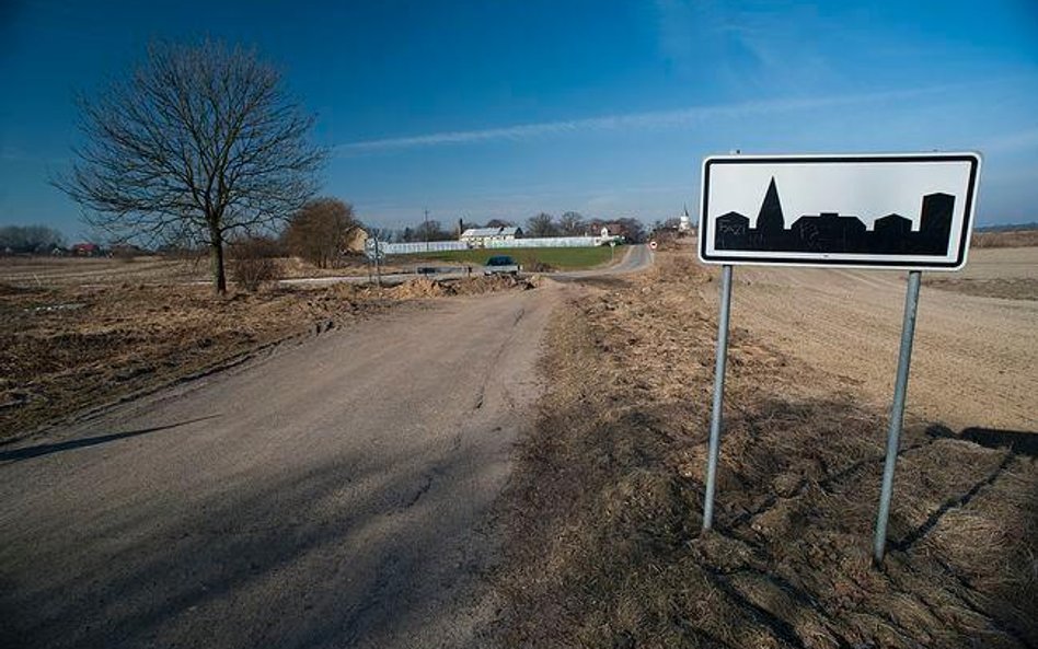 Art. 7 ust. 2 ustawy o drogach publicznych: Zaliczenie do kategorii dróg gminnych następuje w drodze