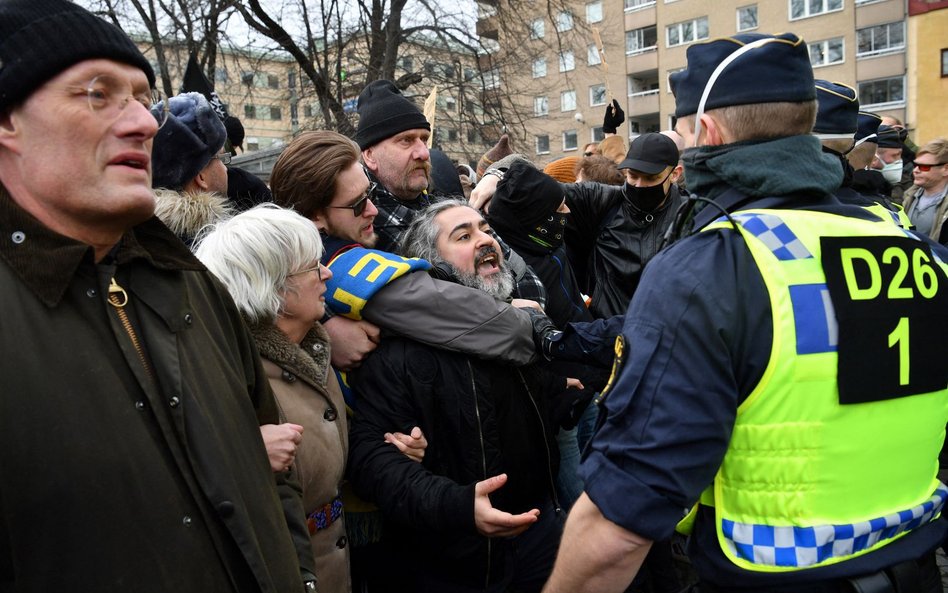 Szwedzi przeciw ograniczeniom. W Sztokholmie interweniowała policja