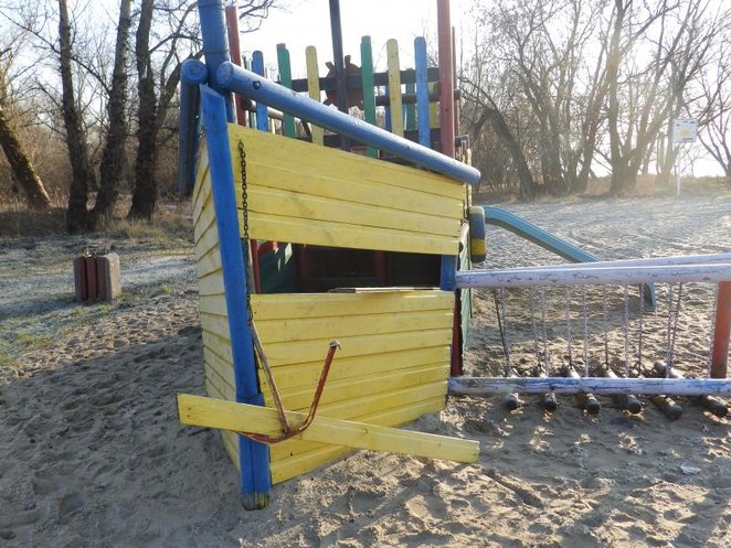 Dochodzi do podpaleń elementów małej architektury, całkowitych zniszczeń ławek, koszy i urządzeń zab