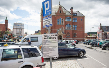 Płatne parkowanie przy dworcach PKP. Kolej stawia parkometry