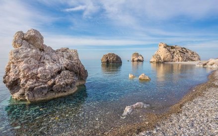 Według mitologii greckiej to właśnie u brzegu Cypru z fal zrodziła się bogini Afrodyta