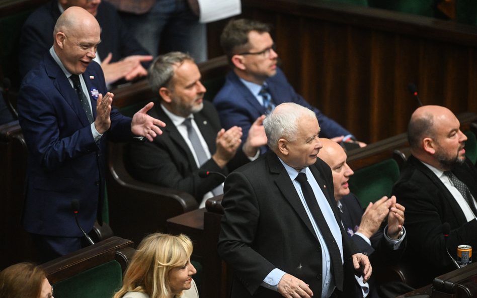 W nowym Sejmie PiS mógłby stworzyć większość z Konfederacją - wynika z nowego sondażu