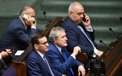 Mateusz Morawiecki i Jacek Sasin w rządowych ławach