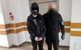 Policjanci ze Śródmieścia błyskawicznie przejęli napastnika z rąk współpasażerów, odebrali mu niebez