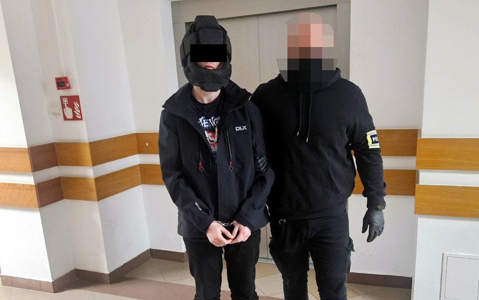 Policjanci ze Śródmieścia błyskawicznie przejęli napastnika z rąk współpasażerów, odebrali mu niebez