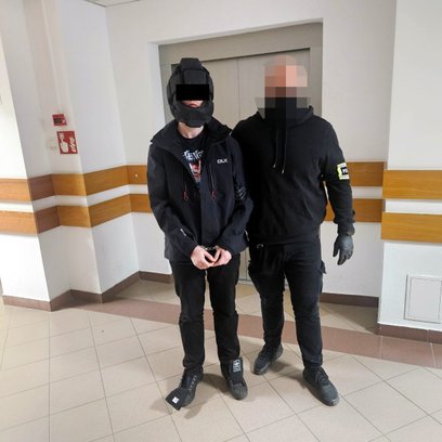 Policjanci ze Śródmieścia błyskawicznie przejęli napastnika z rąk współpasażerów, odebrali mu niebez