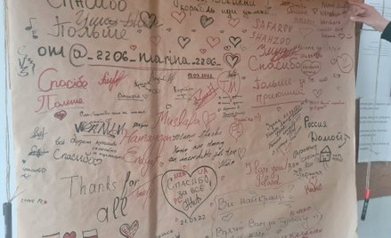 Tablica z podziękowaniami w kilkunastu językach