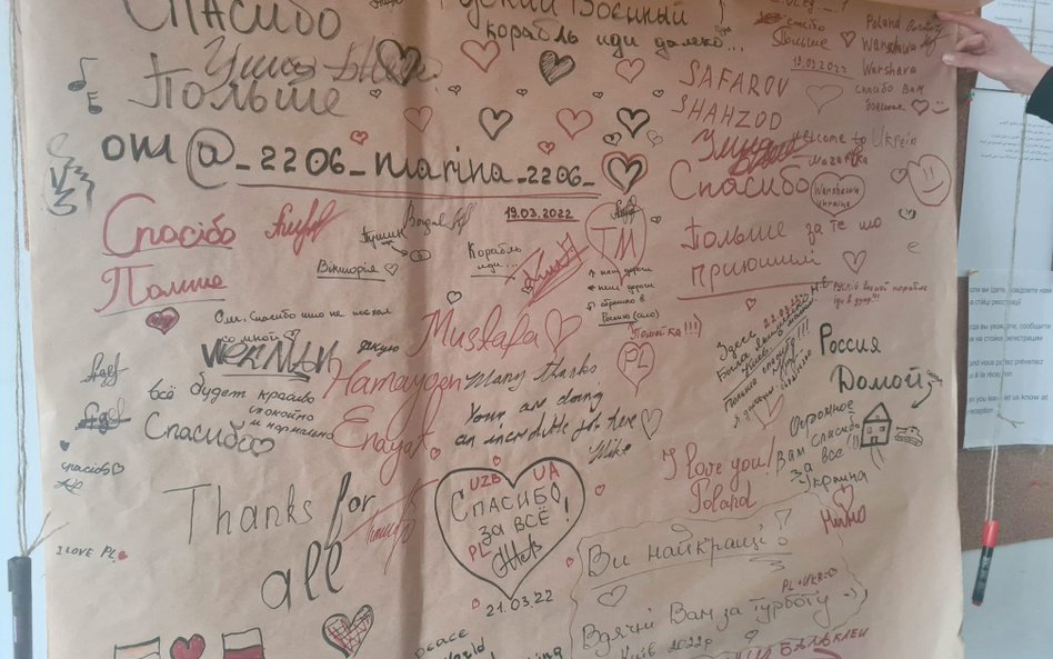 Tablica z podziękowaniami w kilkunastu językach