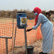 Kobieta myje ręce przy wejściu do ośrodka izolacji dla chorych na cholerę w obozach dla uchodźców w 