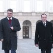 Skazani Mariusz Kamiński i Maciej Wąsik przed Pałacem Prezydenckim