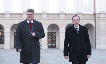 Skazani Mariusz Kamiński i Maciej Wąsik przed Pałacem Prezydenckim