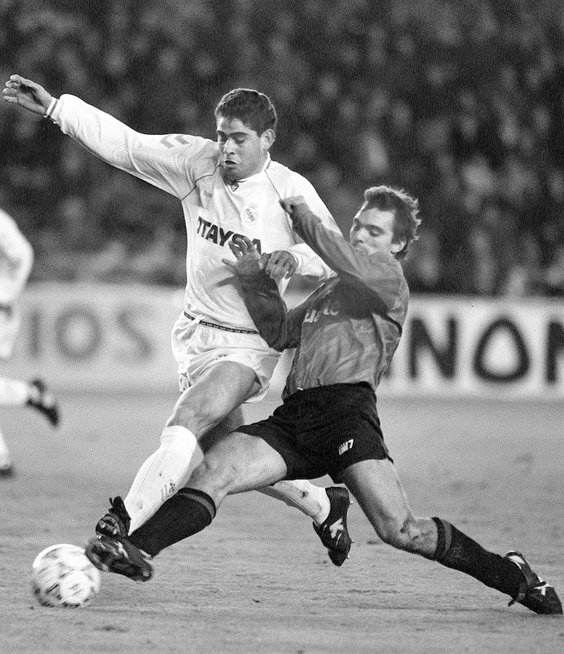 Jan Urban w walce z Fernando Hierro podczas meczu Real - Osasuna w styczniu 1992 roku