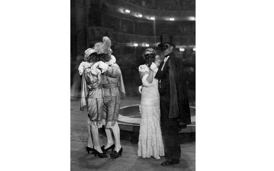 1932r. w Teatrze Wielkim w Warszawie?. Uczestnicy balu sylwestrowego tańczą przebrani w kostiumy