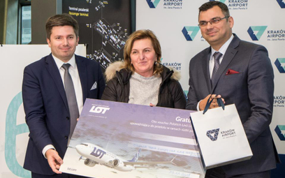 Voucher wręczyli prezes Kraków Airport (z prawej) i dyrektor LOT ds. komunikacji Adrian Kubicki