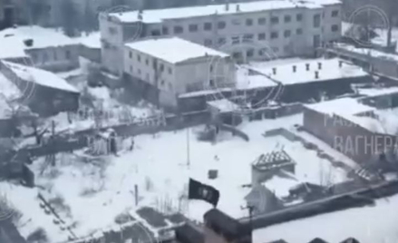 Walki o Bachmut. Flaga grupy Wagnera na budynku w pobliżu centrum miasta