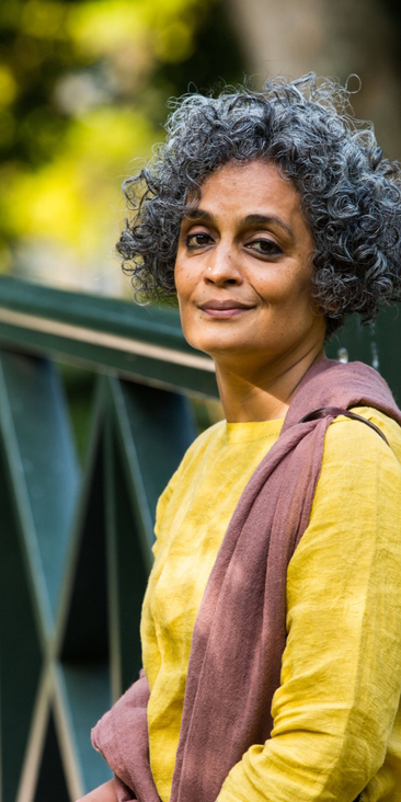62-letnia pisarka Arundhati Roy została oskarżona za komentarze na temat Kaszmiru sprzed 14 lat.