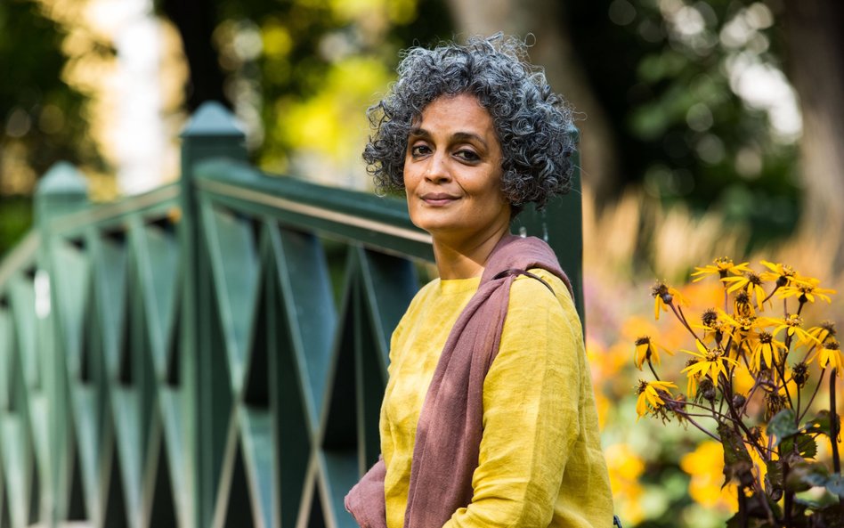 62-letnia pisarka Arundhati Roy została oskarżona za komentarze na temat Kaszmiru sprzed 14 lat.