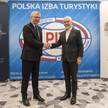 Prezes PIT Paweł Niewiadomski przekazuje certyfikat członkostwa prezesowi PHH Gheorghe Marianowi Cri