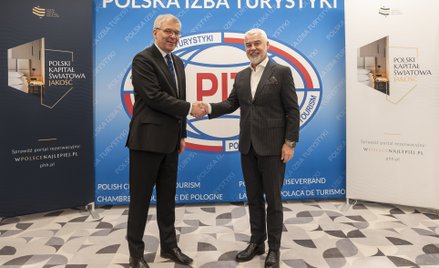 Prezes PIT Paweł Niewiadomski przekazuje certyfikat członkostwa prezesowi PHH Gheorghe Marianowi Cri