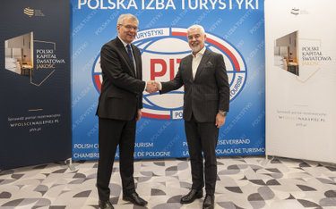 Prezes PIT Paweł Niewiadomski przekazuje certyfikat członkostwa prezesowi PHH Gheorghe Marianowi Cri