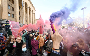 W Tbilisi demonstrowały tysiące Gruzinów, kilkadziesiąt osób zatrzymano