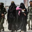Obóz Al-Hol w północno-wschodniej Syrii. Kurdyjskie strażniczki eskortują żony dżihadystów