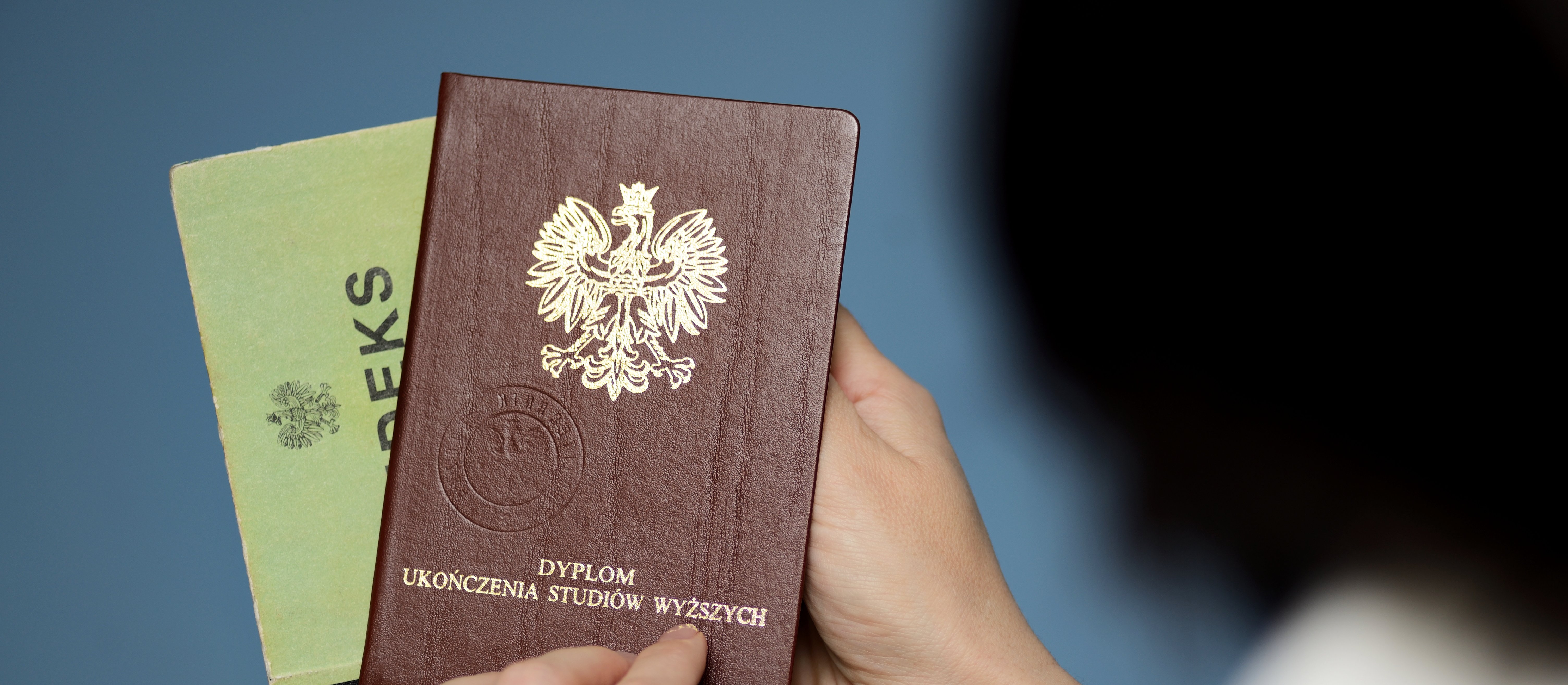 Czy nauka w szkole średniej i studia mają wpływ na emeryturę? Oto co mówią przepisy