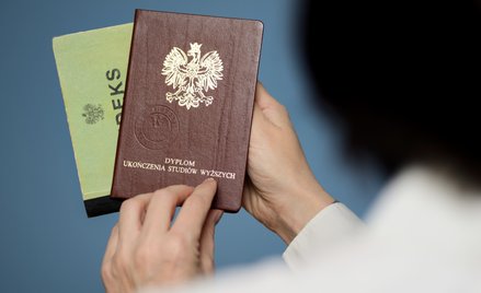 Czy okres nauki w szkole średniej i na studiach wlicza się do emerytury?